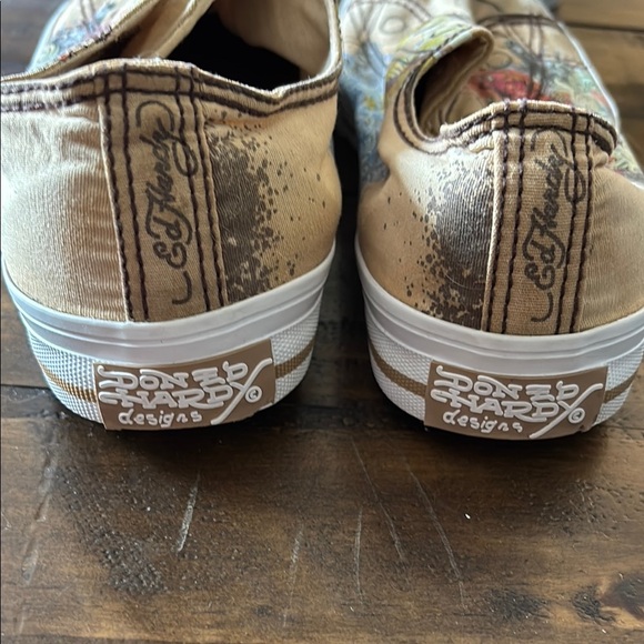 Ed Hardy Cream and Red Sneakers with Artistic Flair - Picture 3 of 8